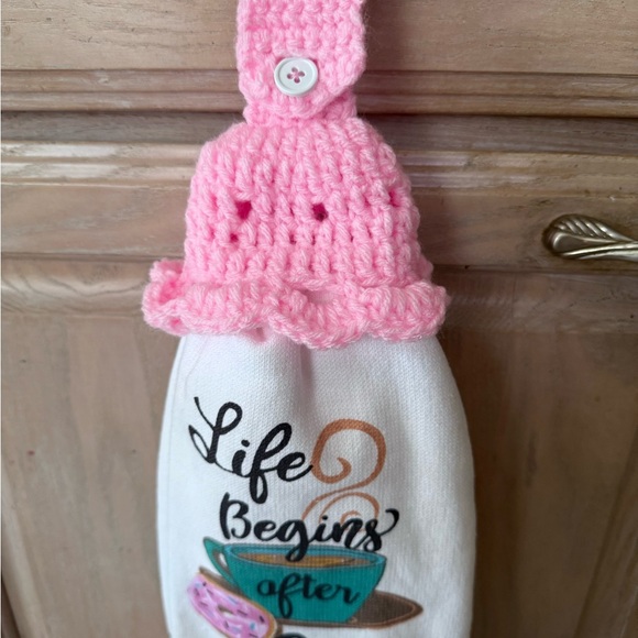 Hanging kitchen towel w/pink crochet top - Picture 4 of 6